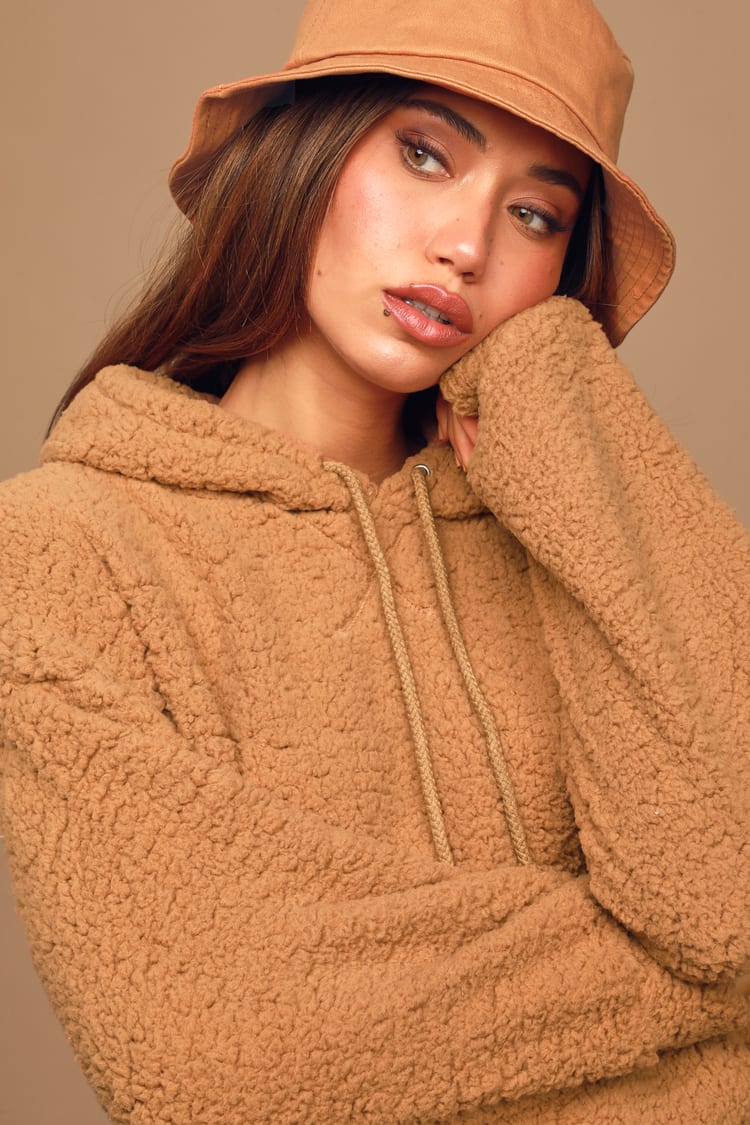 lady-models-in-tan-Lulus-Never-Better-sherpa-pullover-Hoodie-and-hat