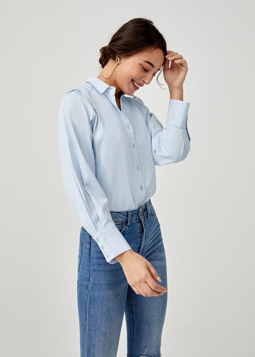 Model-dressed-in-shirt-and-jean-pants