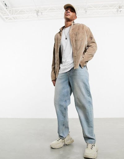 A-boy-rocking-a-baggy-jean-with white-sneakers 