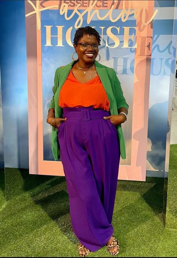 lady-flaunts-the-colors