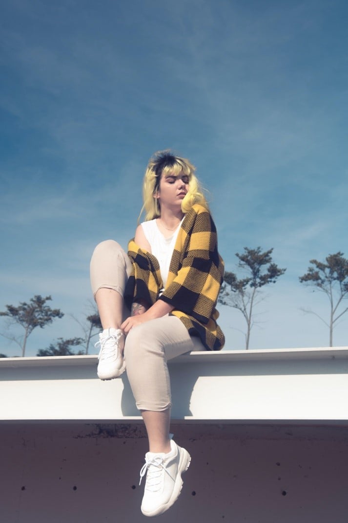 girl-sitting-on-the roof