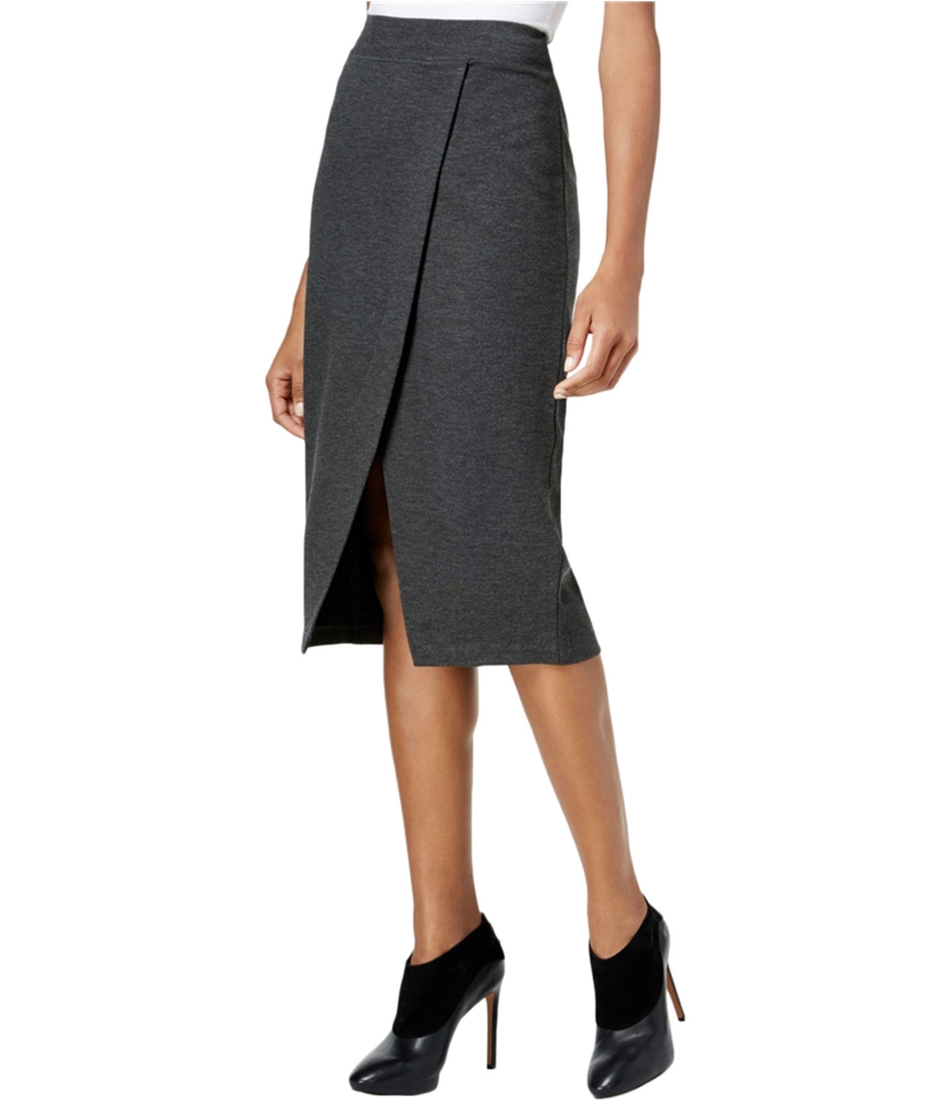 Women-wearing-black-formal-skirt-for-business-meetings