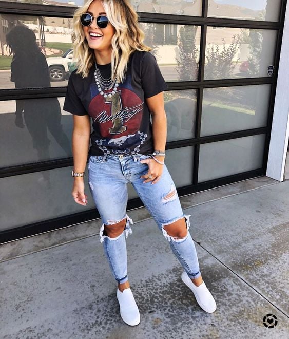 lady combines graphic tee with Jean Pants