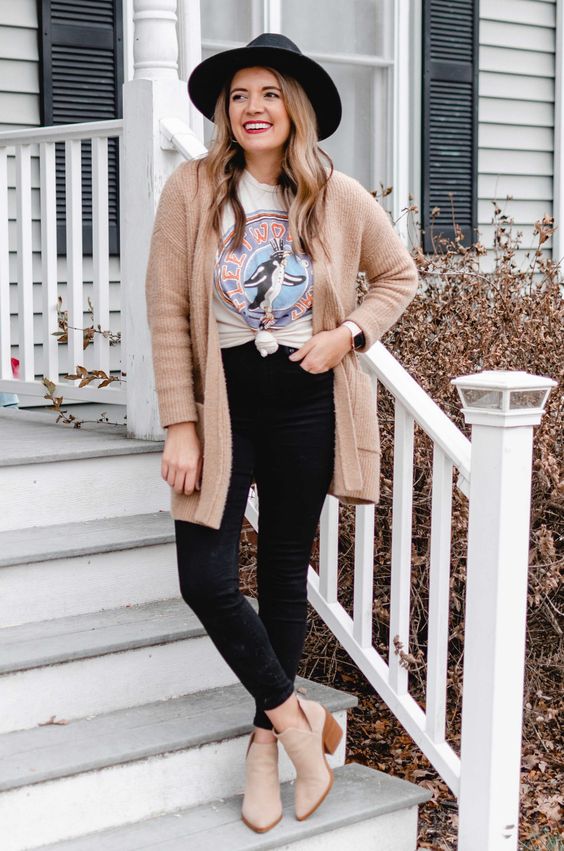 lady combines graphic tee with A Cardigan and black pants
