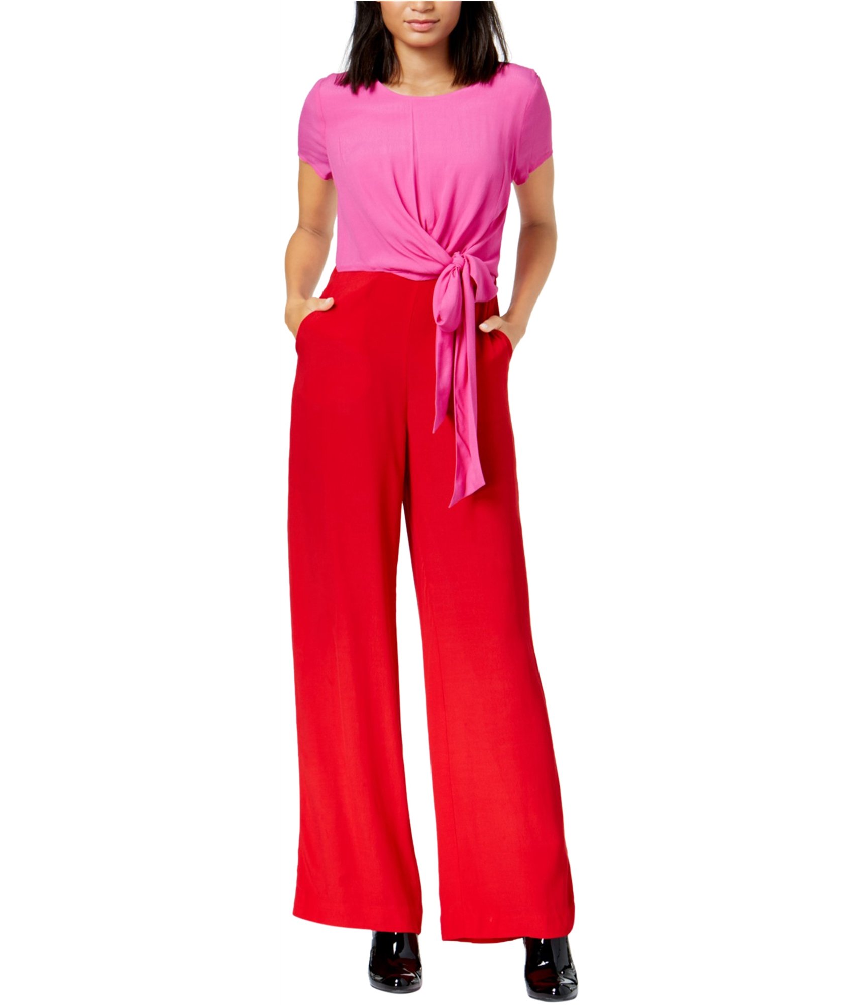 Woman-wearing-color-clashing-jumpsuit