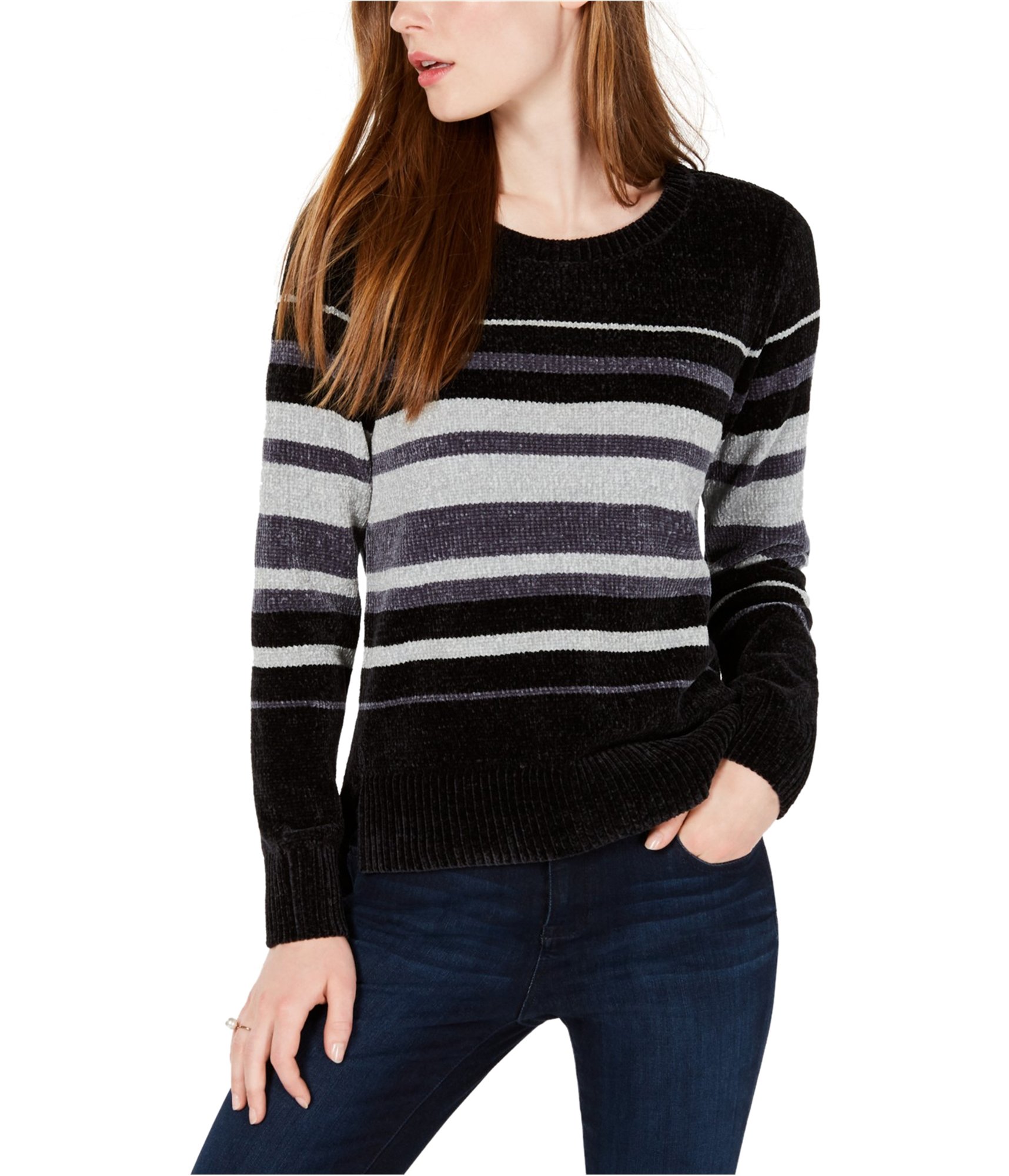 Woman-wearing-pullover-sweater