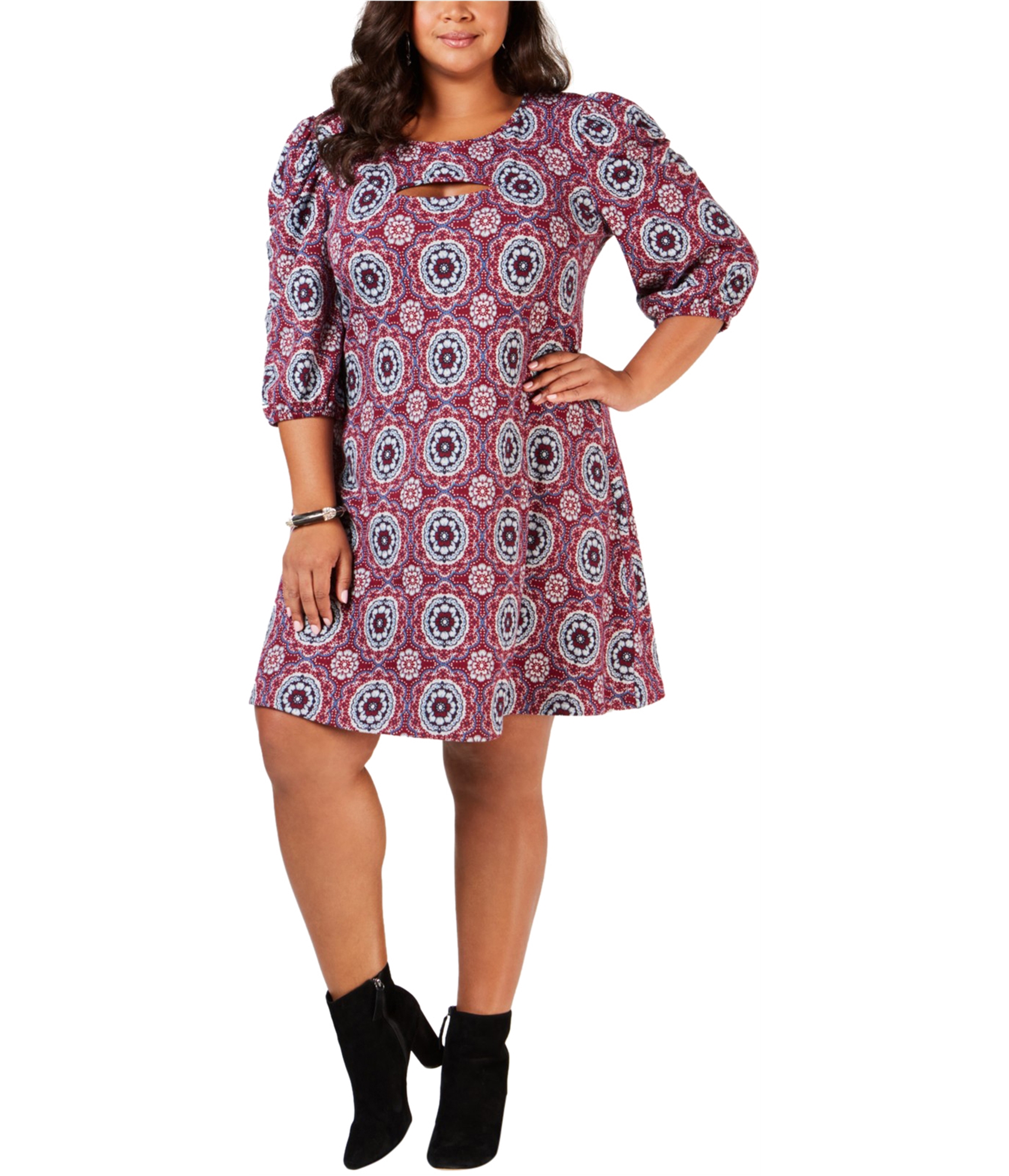 Woman-wearing-puff-sleeve-sheath-dress