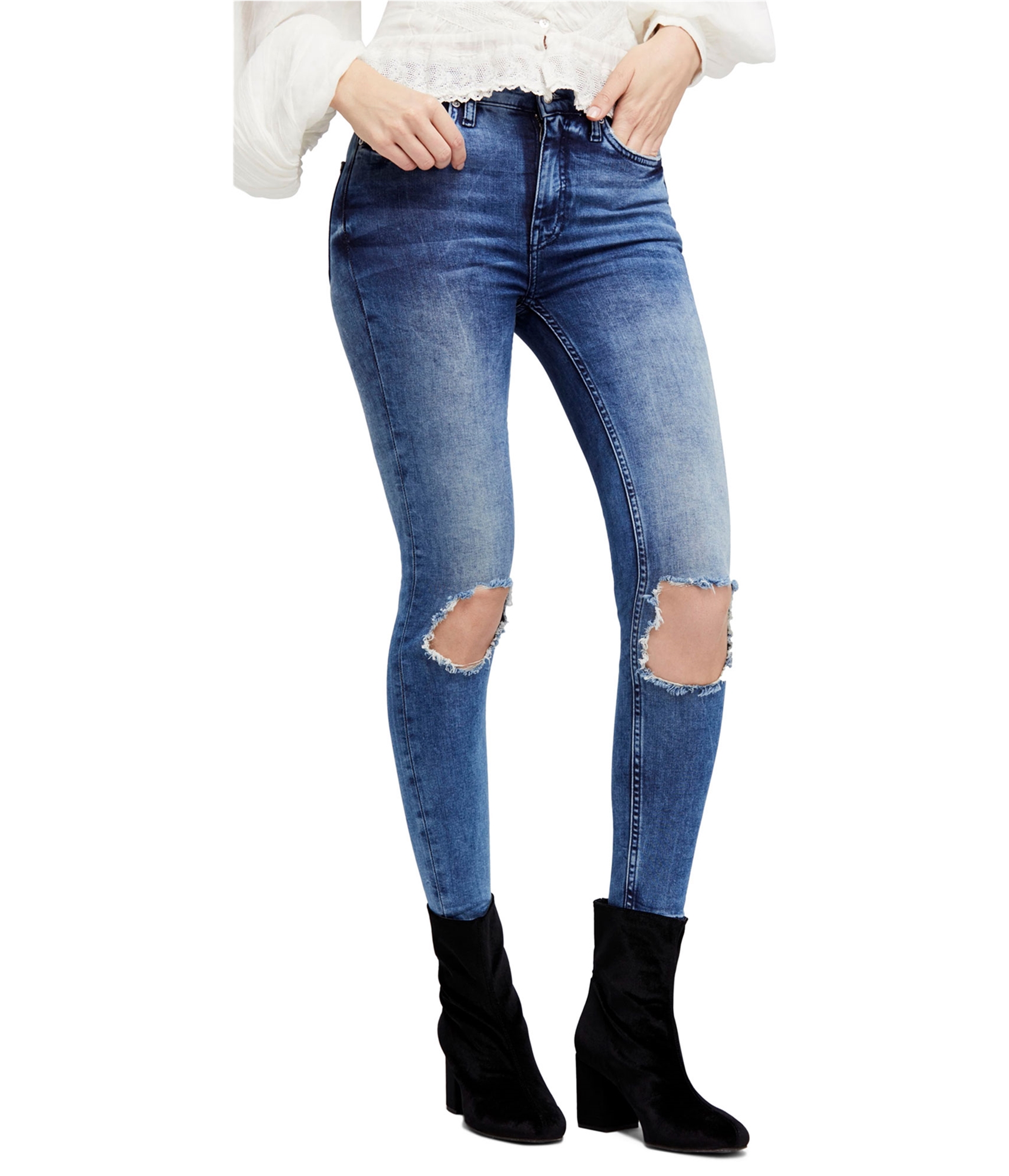 Woman-wearing-ripped-jeans