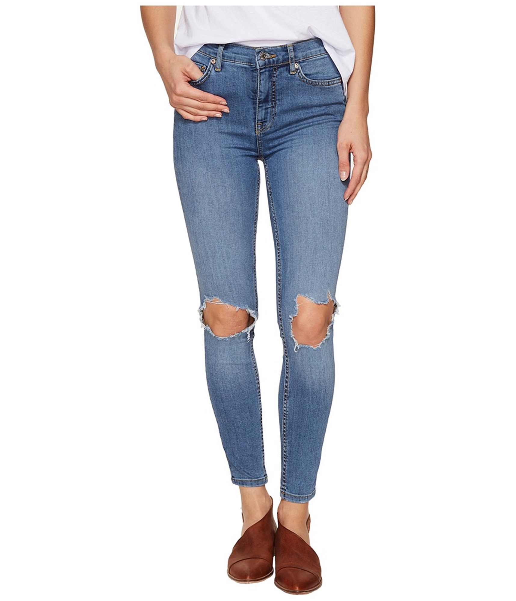 woman-wearing-busted-knee-skinny-jeans