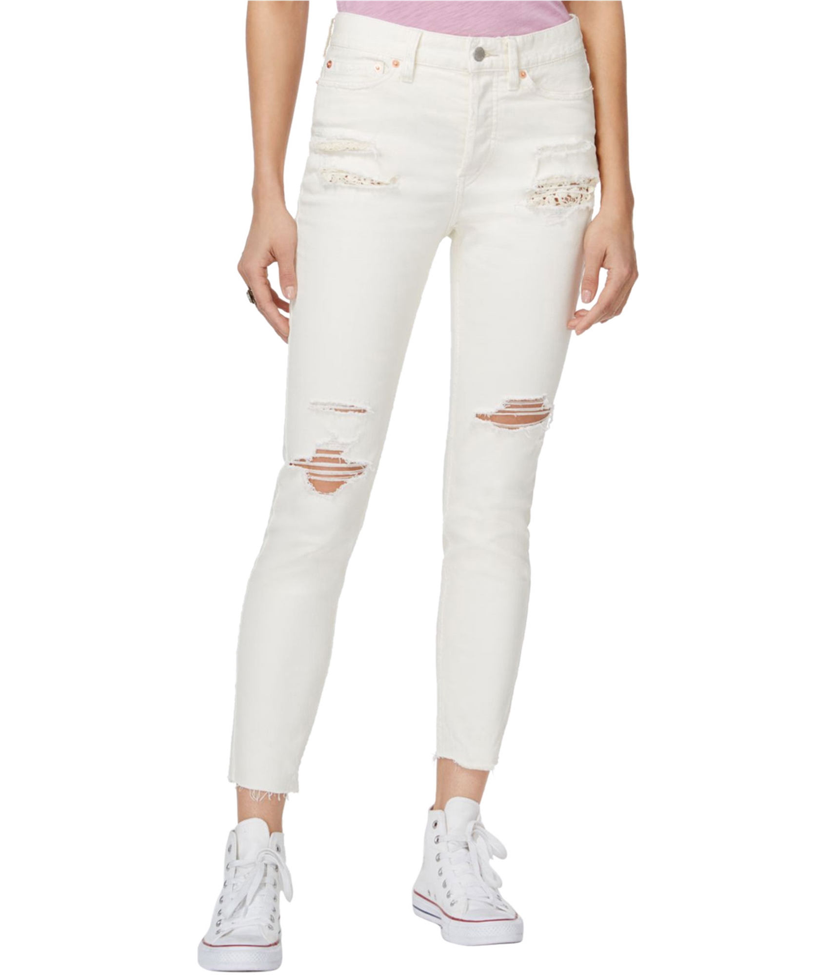 Woman-wearing-ripped-skinny-jeans